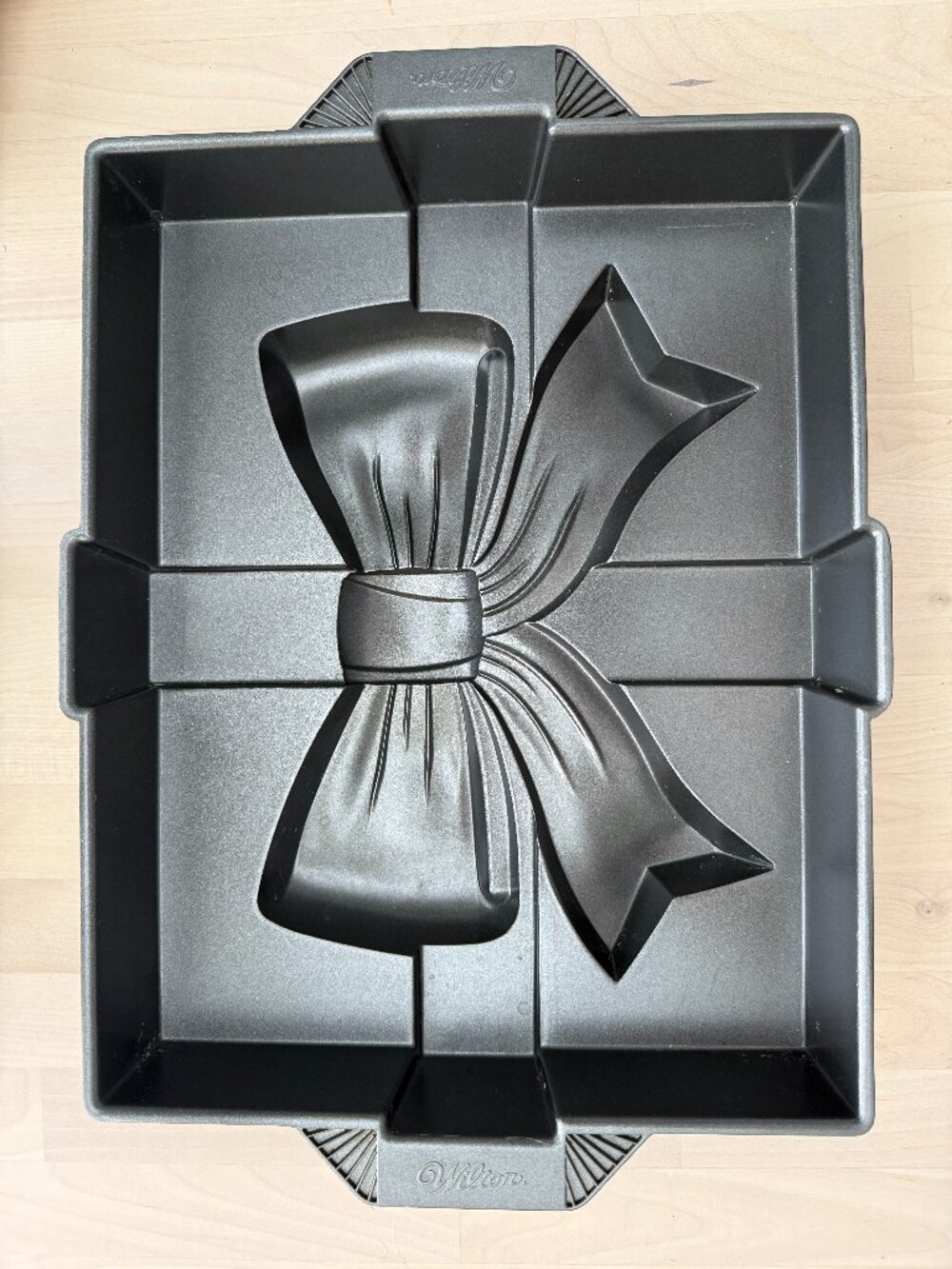 WILTON Birthday Present Christmas Holiday Gift Box All Occassion Cake Pan